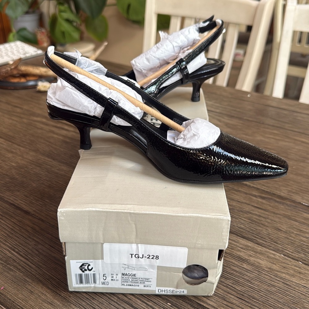 Kenneth Cole size 5 women’s black kitten heal Maggie